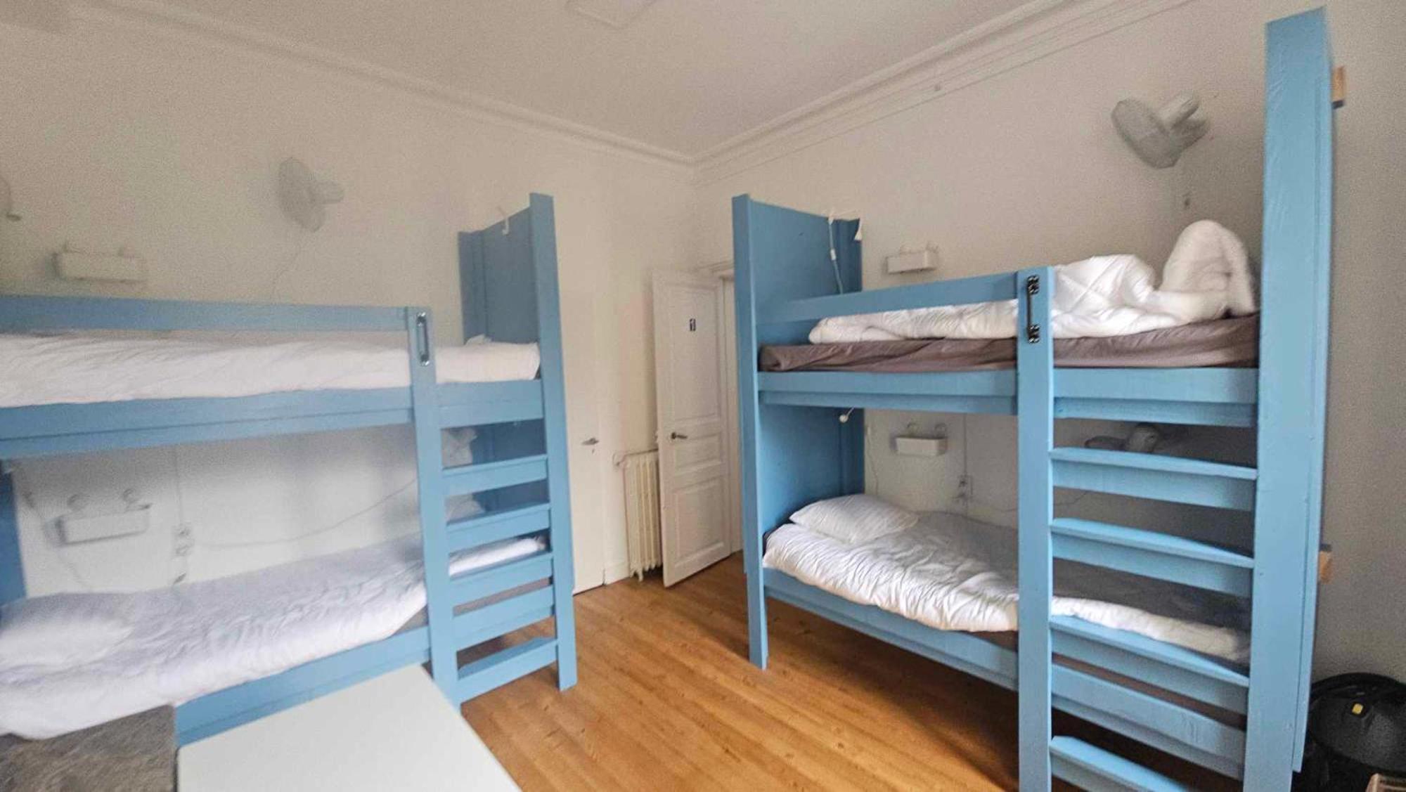 Bed In 6-Bed Mixed Dormitory Le Jardin Cafe Bordeaux Exteriör bild