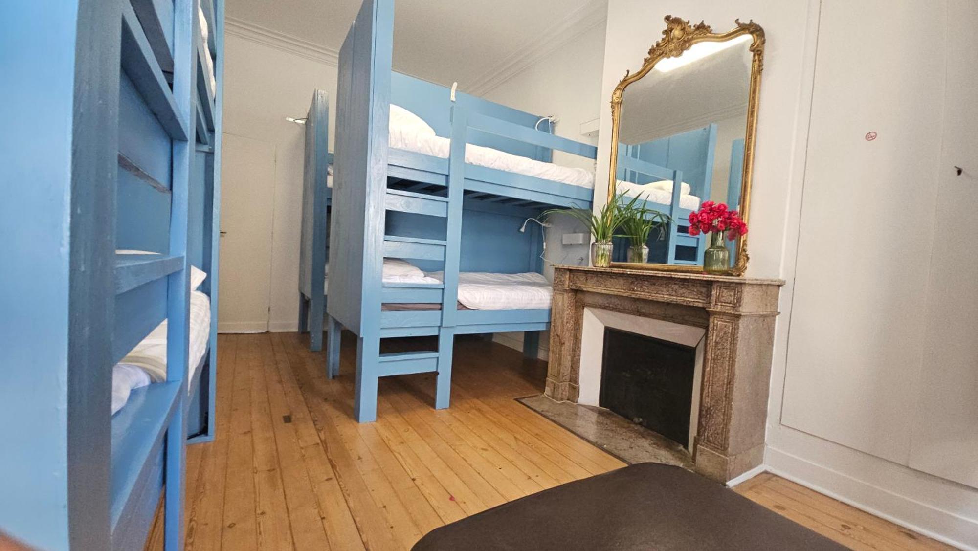 Bed In 6-Bed Mixed Dormitory Le Jardin Cafe Bordeaux Exteriör bild