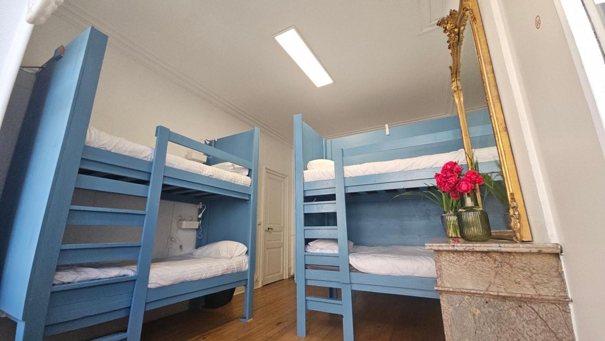 Bed In 6-Bed Mixed Dormitory Le Jardin Cafe Bordeaux Exteriör bild