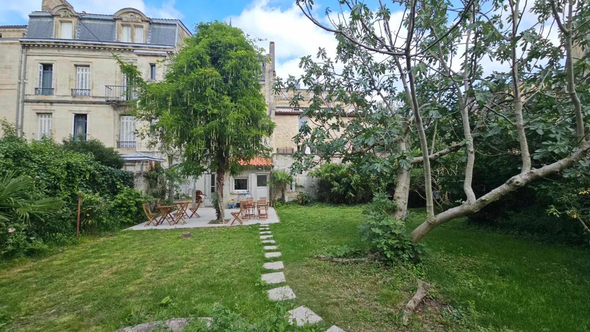Bed In 6-Bed Mixed Dormitory Le Jardin Cafe Bordeaux Exteriör bild