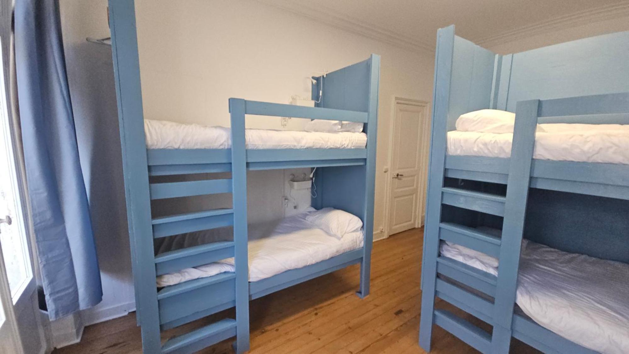 Bed In 6-Bed Mixed Dormitory Le Jardin Cafe Bordeaux Exteriör bild