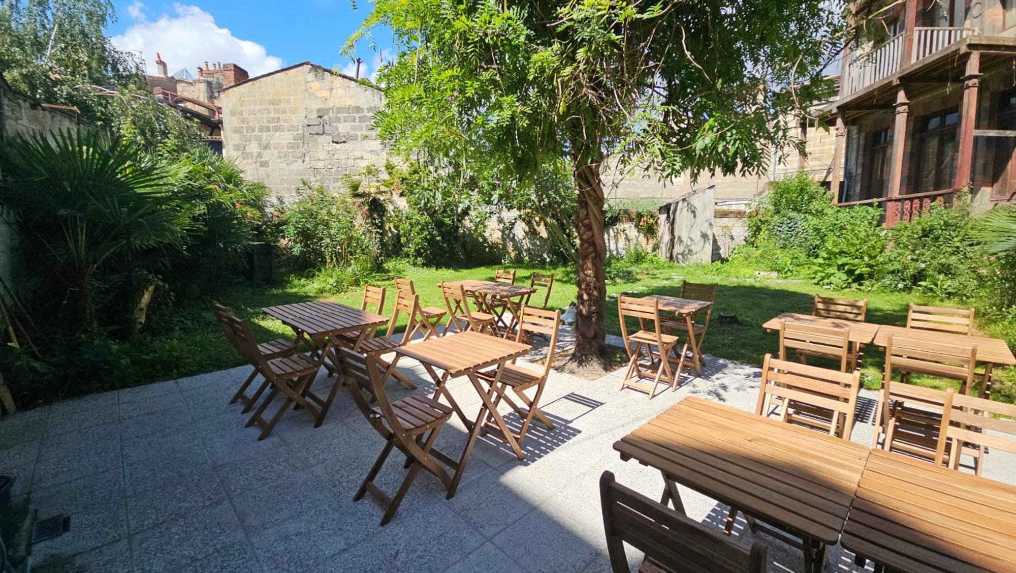 Bed In 6-Bed Mixed Dormitory Le Jardin Cafe Bordeaux Exteriör bild