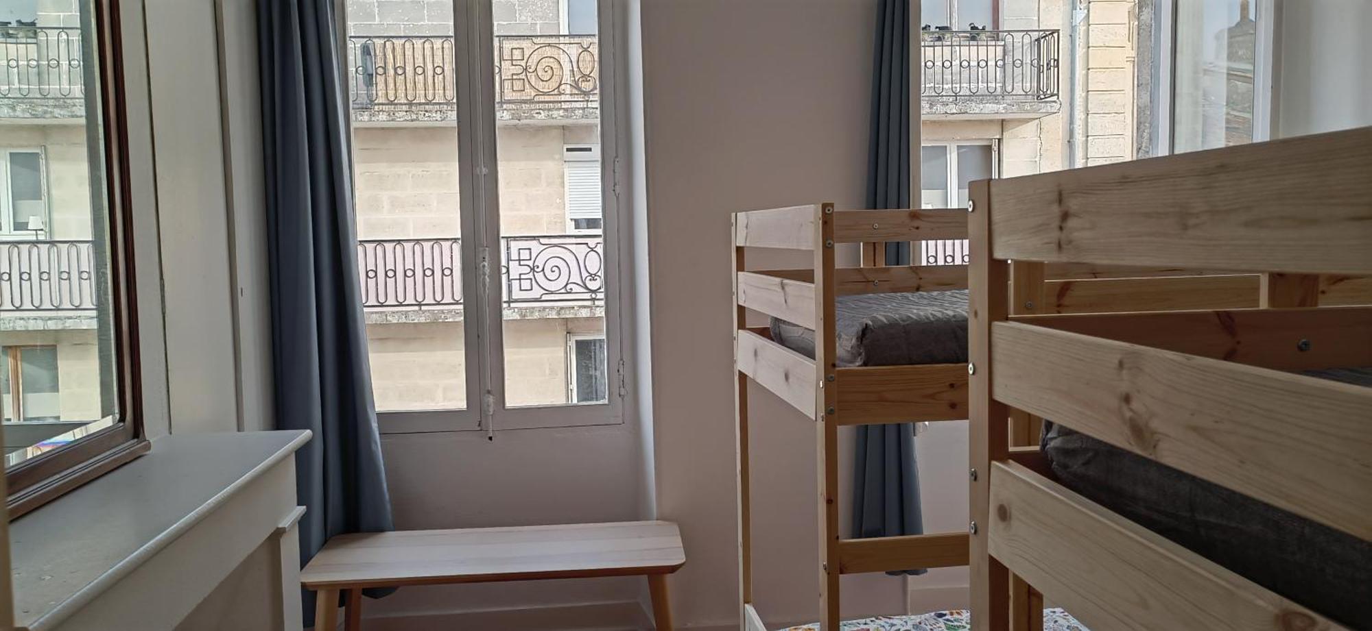 Bed In 6-Bed Mixed Dormitory Le Jardin Cafe Bordeaux Exteriör bild