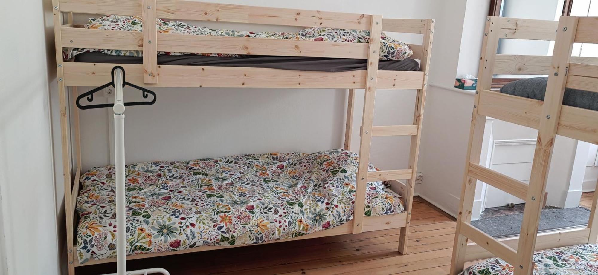 Bed In 6-Bed Mixed Dormitory Le Jardin Cafe Bordeaux Exteriör bild